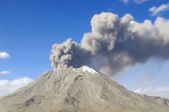 erupción del Volcán Ubinas en Perú