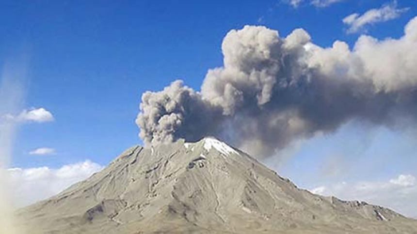 erupción del Volcán Ubinas en Perú