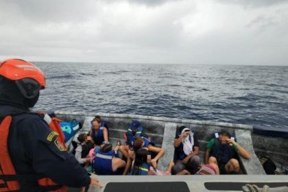 Armada de Colombia intercepta embarcación con 25 migrantes