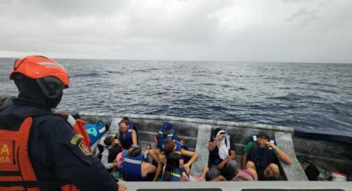 Armada de Colombia intercepta embarcación con 25 migrantes en San Andrés