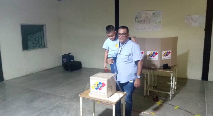 Carlos Requena: Libertador votó en defensa de la patria