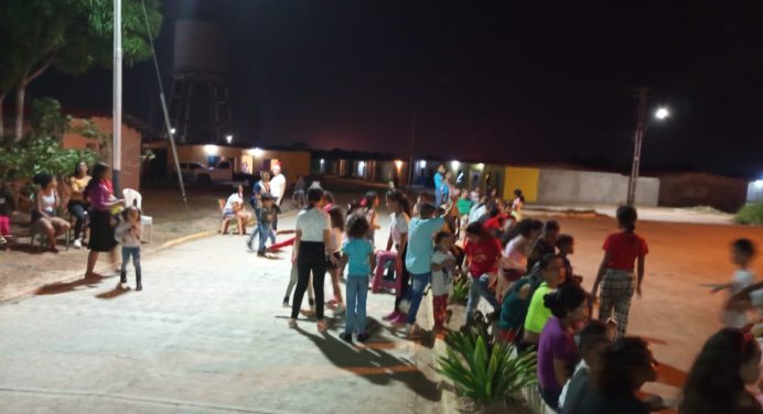 Consejo Comunal y líderes del Clap organizan compatir para niños del Complejo Paramaconi