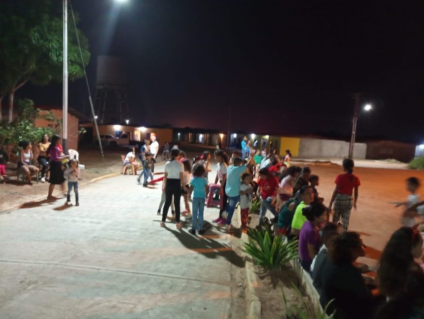Consejo comunal y líderes del Clap organizan compartir navideño para niños del Complejo Paramaconi