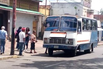 Por falta de transporte pasajeros varados