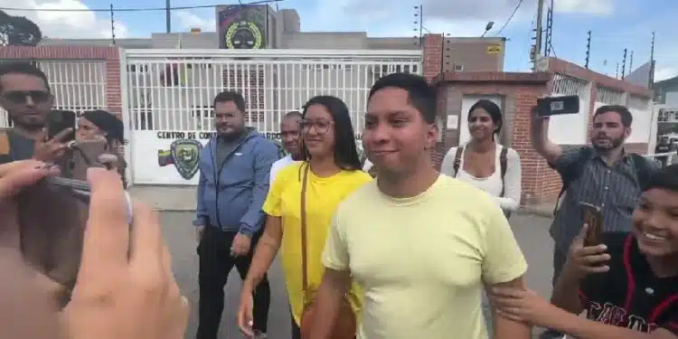 Liberado el estudiante de la UCV John Álvarez