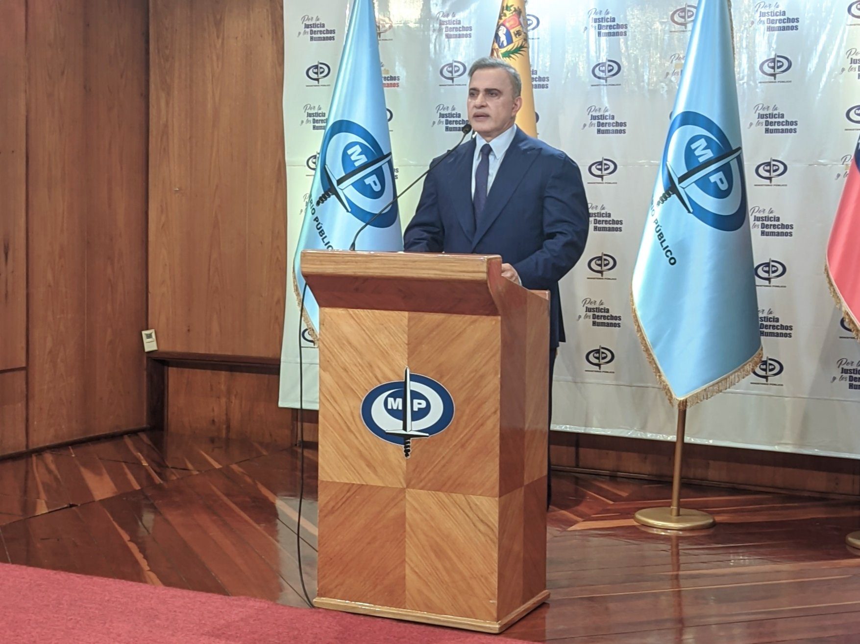 Fiscal ordena aprehensión de 14 opositores