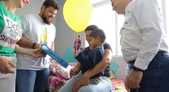 Gobernador Luna lleva regalos de Navidad a pacientes pediátricos del Núñez Tovar