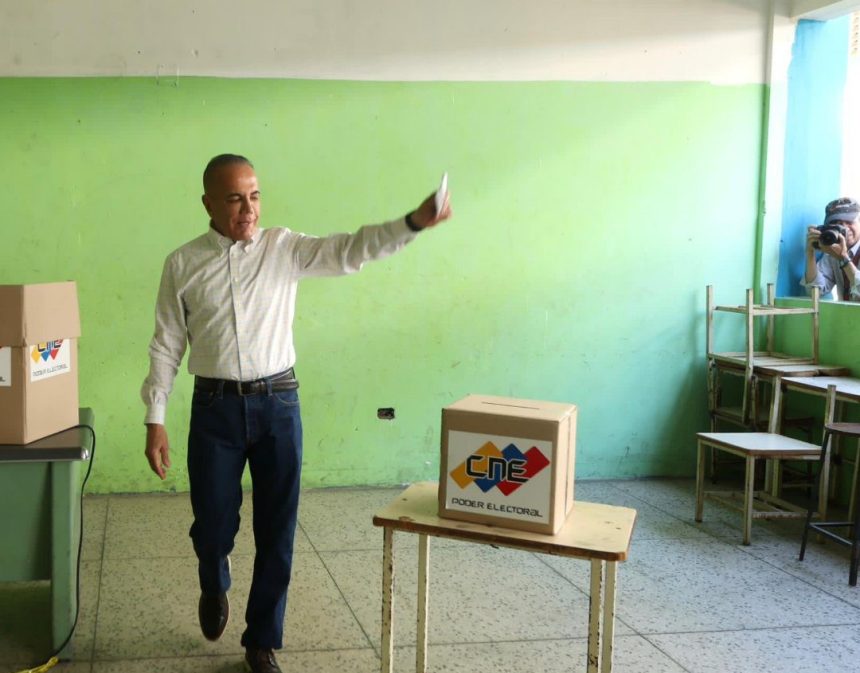 Manuel Rosales votó "por la defensa de nuestro Esequibo"
