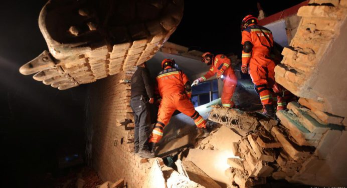 Intensifican labores de rescate en China tras terremoto que deja 127 muertos