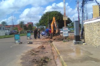 En la redoma de La Floresta reparan tubería