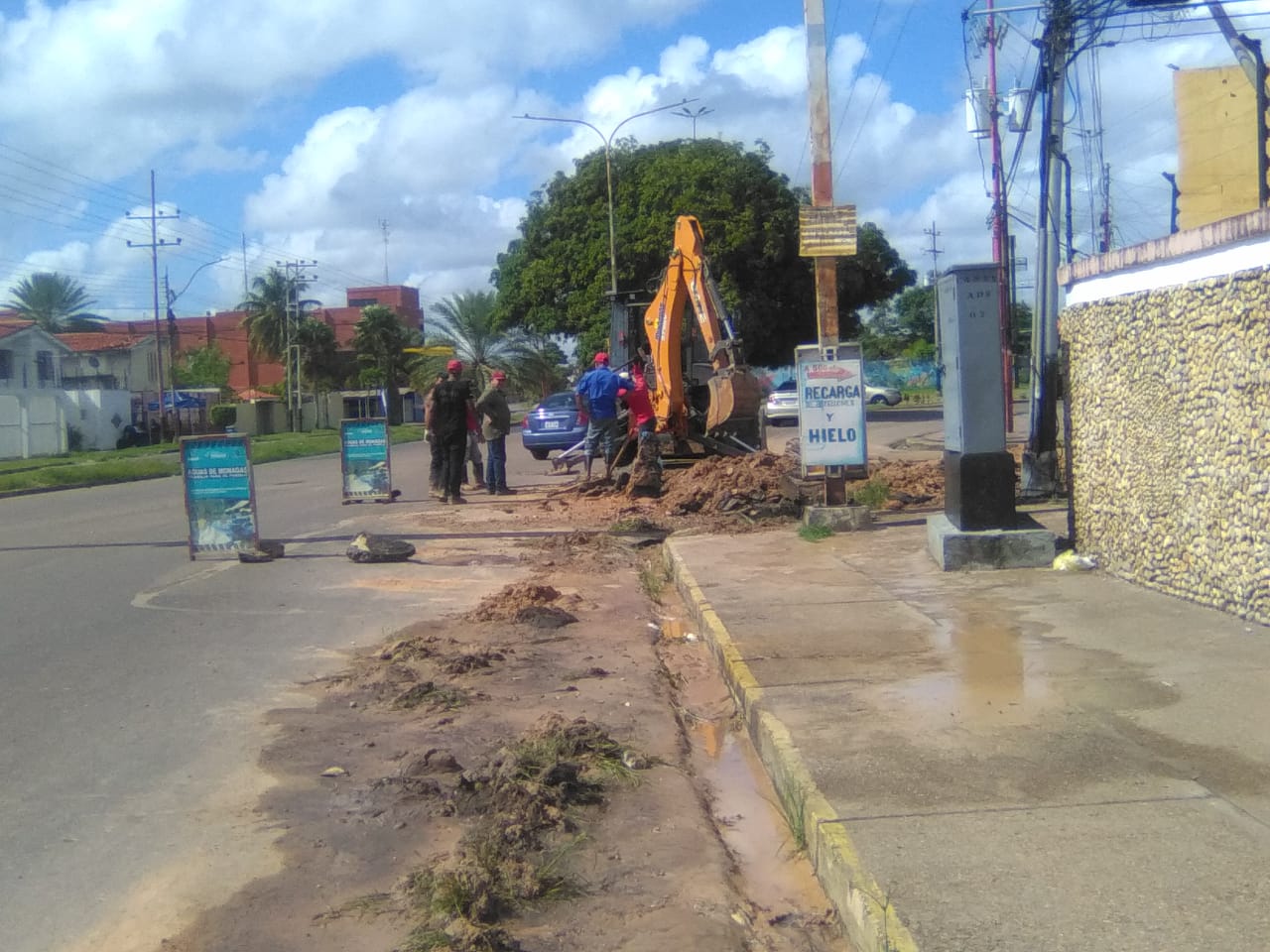 En la redoma de La Floresta reparan tubería