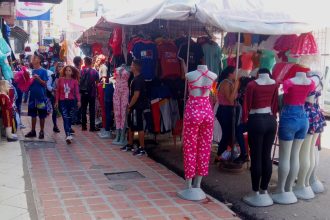 Mucha gente busca ofertas por navidad