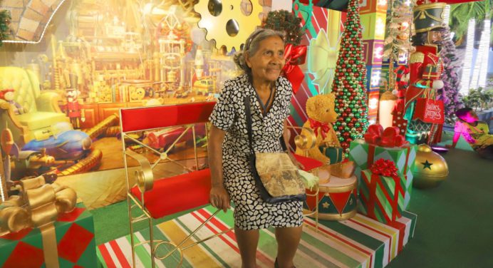 Maturineses disfrutan ambiente navideño en plazas de la capital monaguense
