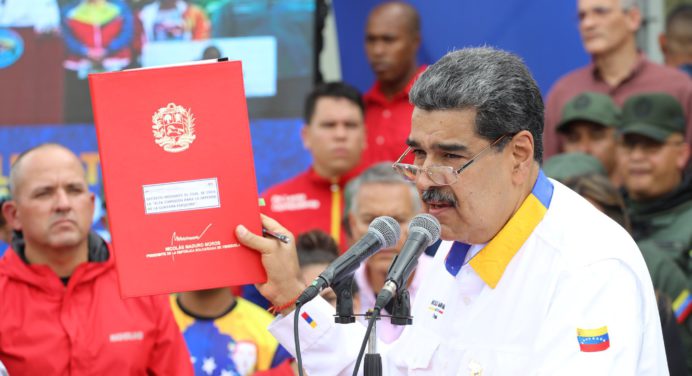 Nicolás Maduro firmó 6 decretos para la defensa del Esequibo