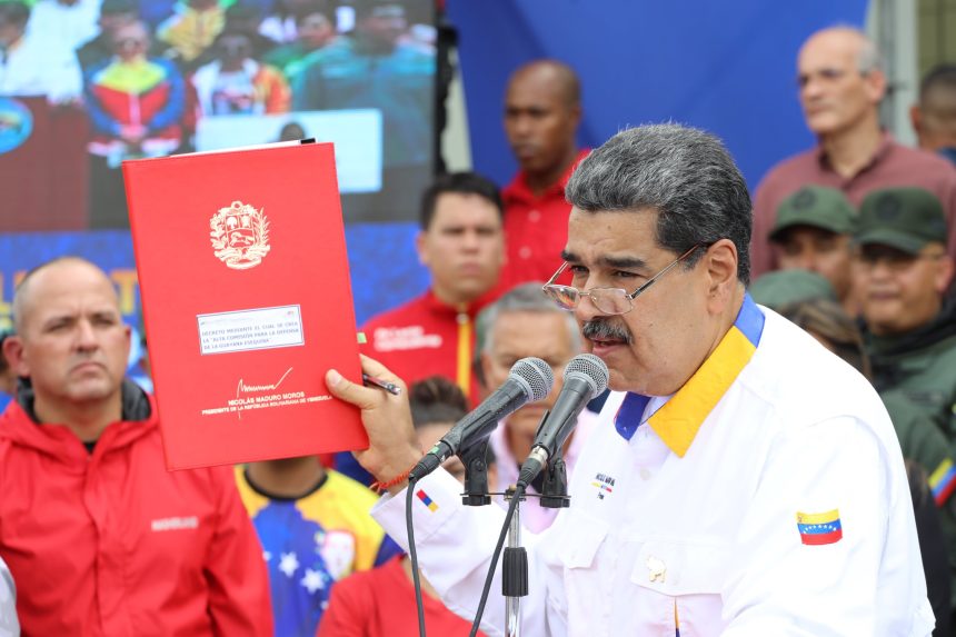 Nicolás Maduro firma seis decretos para la defensa del Esequibo