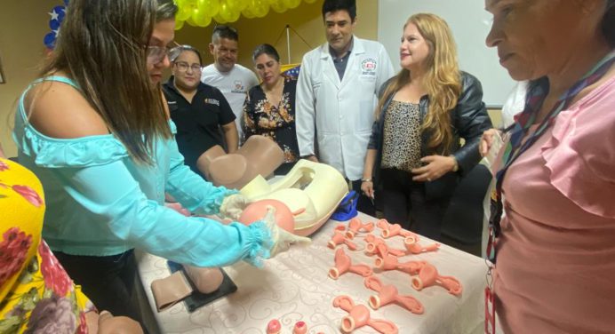 Universidad de la Salud activa Sala de Simulación con clase magistral