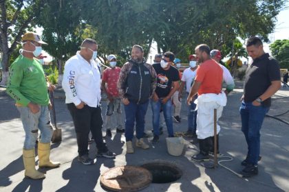 Alcalde de Cedeño inicia mantenimiento de red de aguas servidas