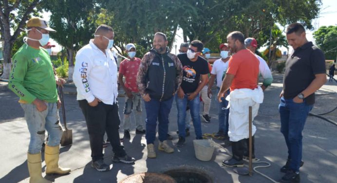 Alcalde Monteverde inicia mantenimiento de la red de aguas servidas de Caicara