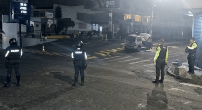 Caos en Ecuador: Tres vehículos incendiados tras declaración de estado de excepción