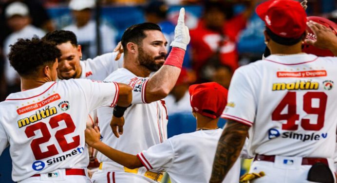 Cardenales de Lara apaleó a los Leones del Caracas