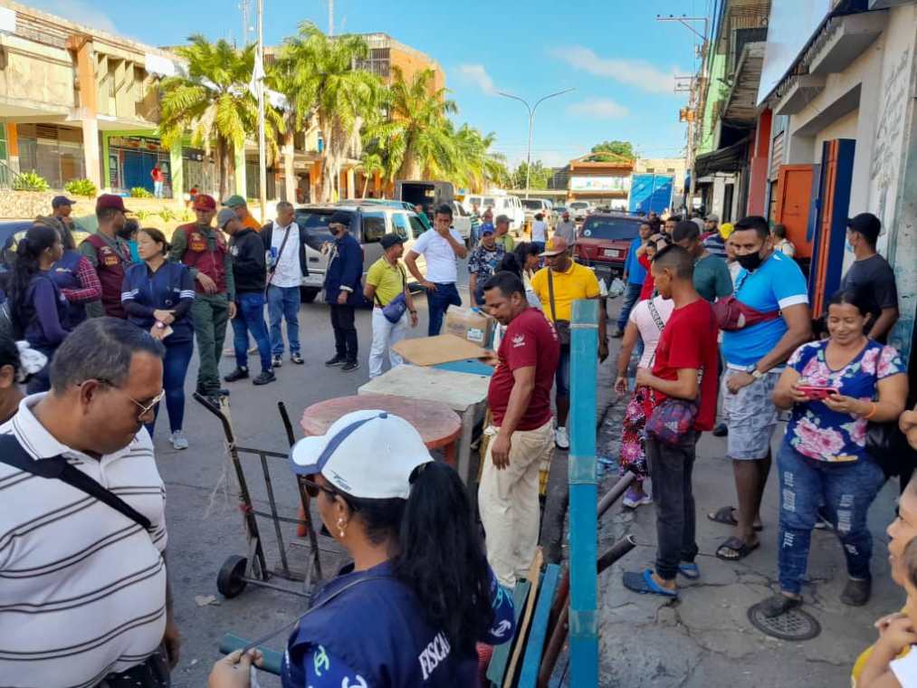 Vendedores continúan esperando reubicación