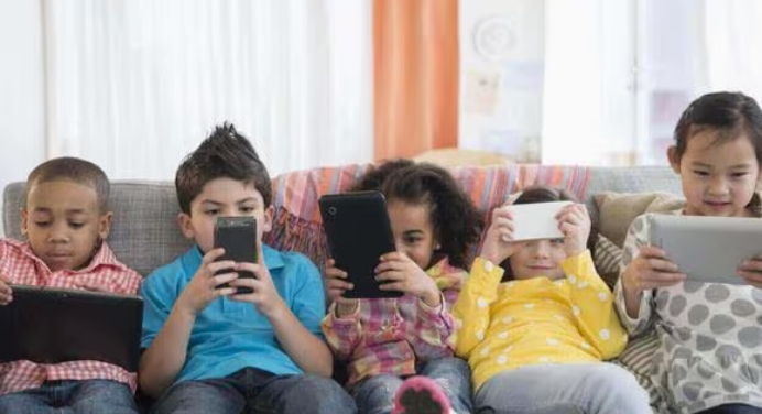 Declaran a las redes sociales «amenaza para la salud mental» en los menores: Conoce en cuál ciudad