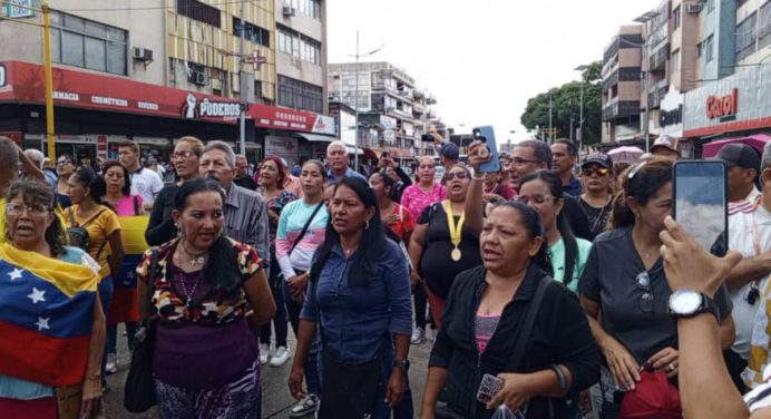 Docentes marcharon en dos vertientes en exigencia de sus reivindicaciones