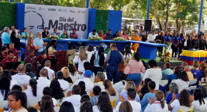 En sesión conjunta se llevó a cabo homenaje a maestros y profesores