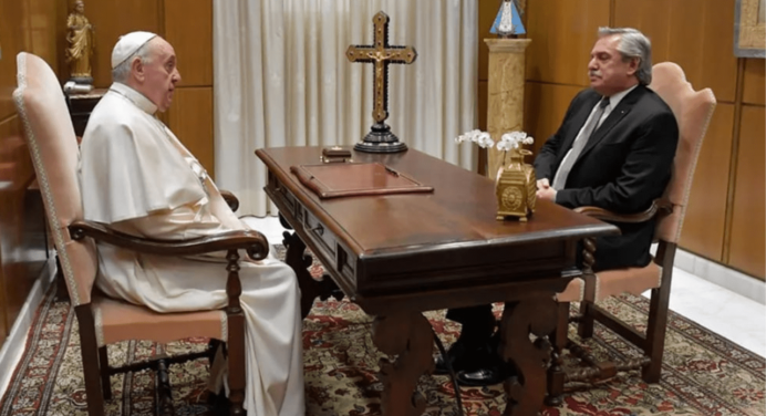 Encuentro en el Vaticano: El papa Francisco recibe al expresidente argentino Alberto Fernández