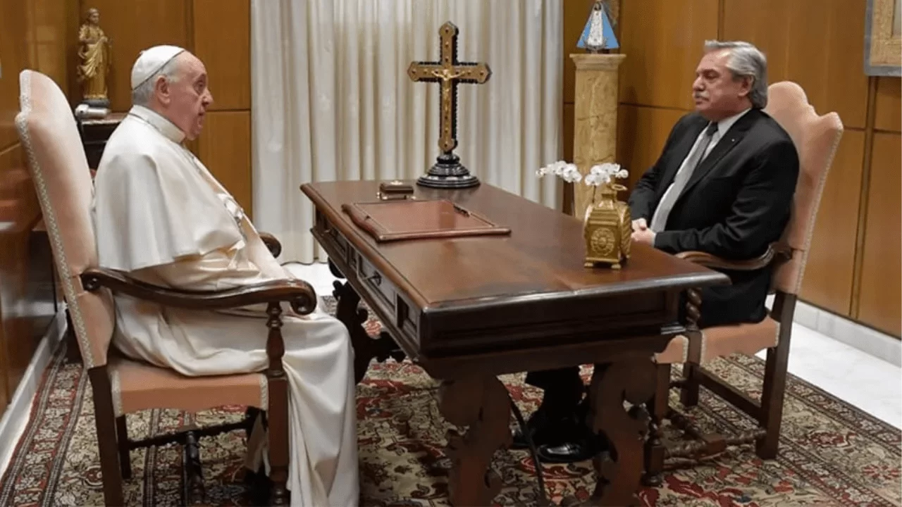 El papa Francisco recibe al expresidente argentino
