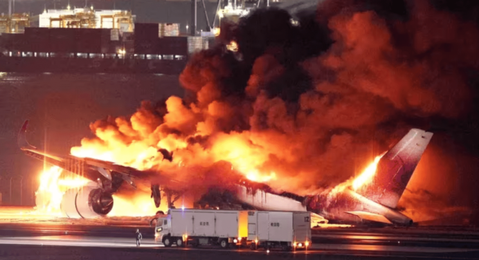 Incendio en avión en Tokio obliga a evacuar a 400 pasajeros