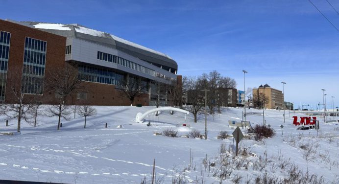 La nieve y las gélidas temperaturas persisten en parte de Estados Unidos