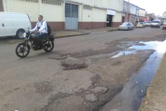 Distintas calles de la ciudad deterioradas