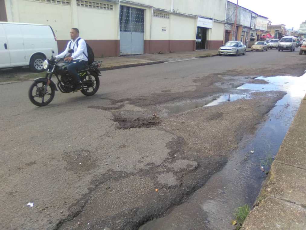 Distintas calles de la ciudad deterioradas