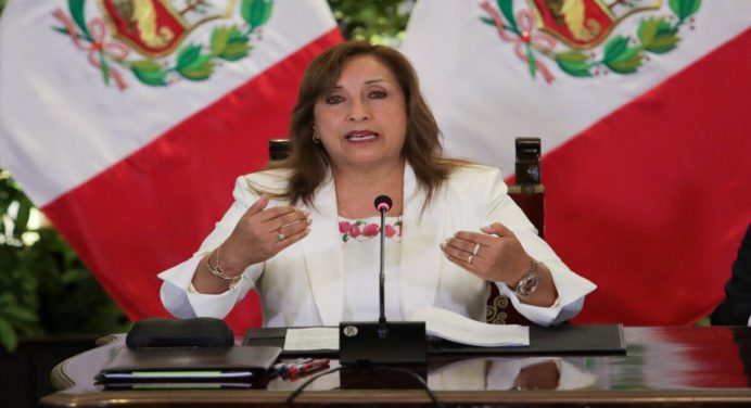 Policía de Perú investiga la agresión a Boluarte y releva a sus escoltas