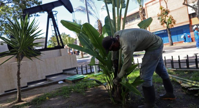 Realizan mantenimiento en áreas verdes del paseo El Balancín de Maturín