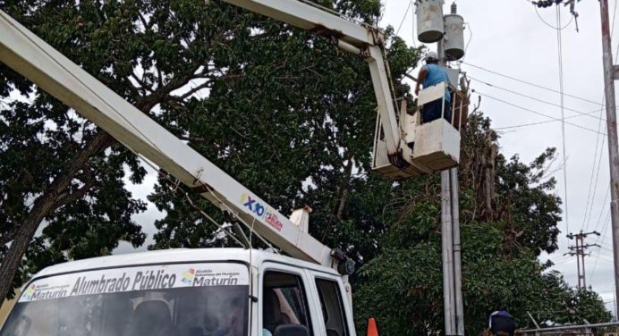 Reparan tendido eléctrico en la redoma de Los Guaritos