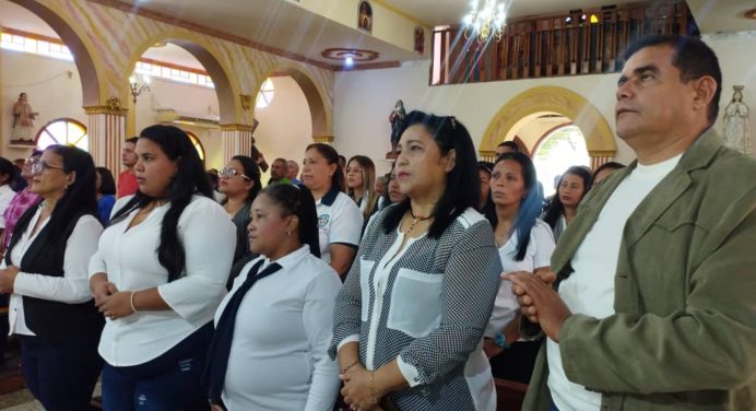 Rinden honores a los educadores en Santa Bárbara de Tapirín