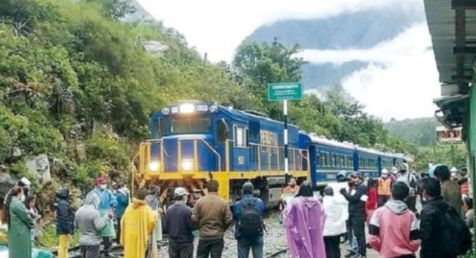 Tensión en Machu Picchu: Manifestantes reciben gases lacrimógenos de la policía