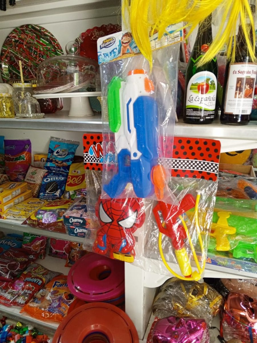 tiendas ya exhiben disfraces y accesorios para el carnaval en maturin laverdaddemonagas.com pistolas de agua
