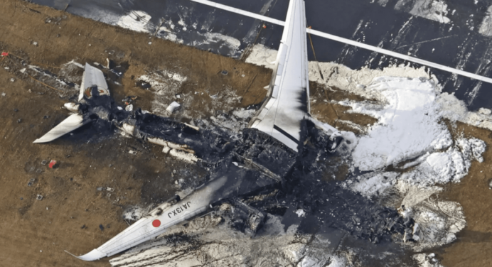 Tokio inicia investigación por choque de aviones