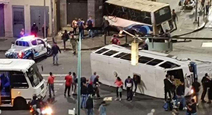 Un fallecido y ocho heridos dejó choque entre patrulla y autobuses en Caracas