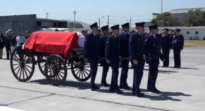 Arriba a Santiago avión con el féretro del expresidente chileno Piñera y es recibido con honores