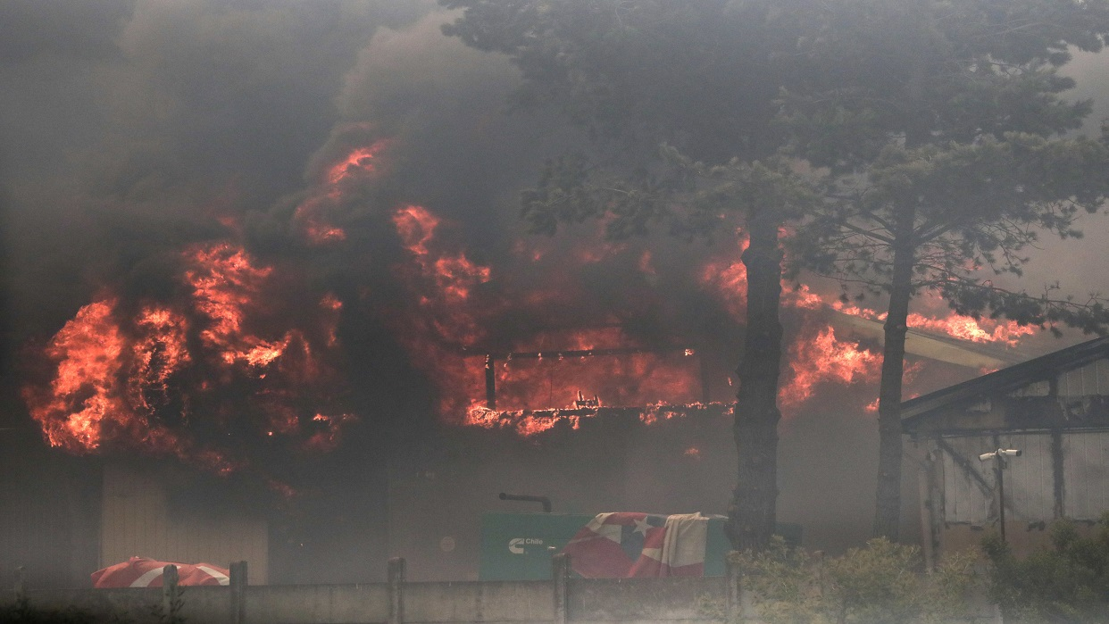 Aumentan a 112 los fallecidos en los devastadores incendios de Valparaíso en Chile