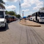 Largas colas de buses y carritos por gasolina