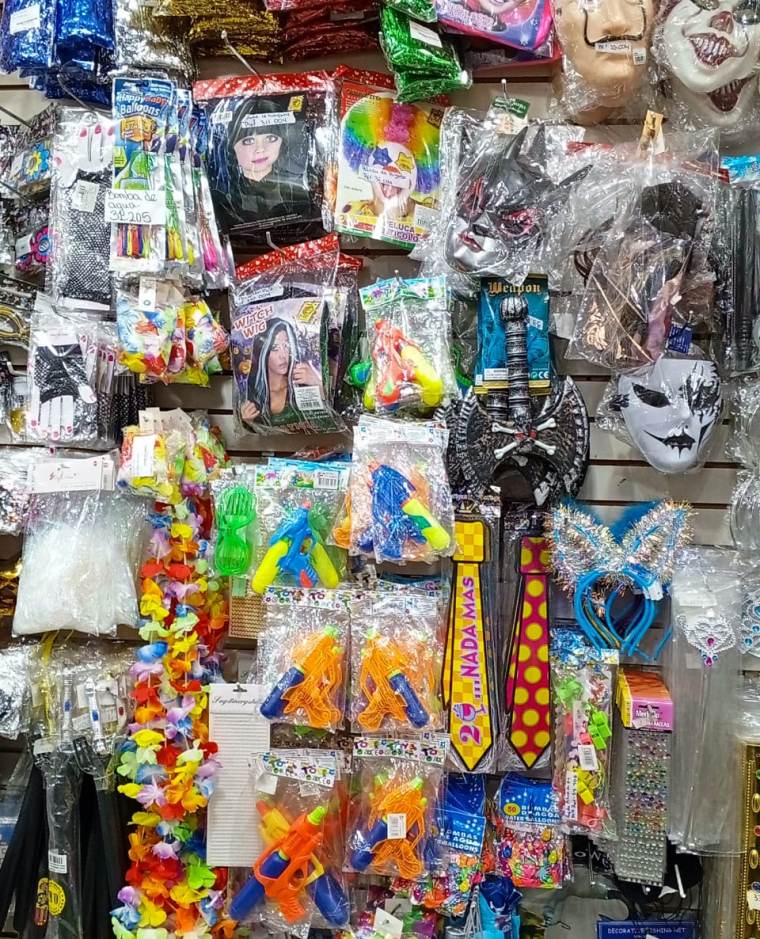 comercios iniciaron carnaval de ofertas en disfraces laverdaddemonagas.com mascaras pistolitas