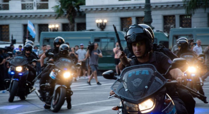 Continúan los disturbios en las afueras del Congreso argentino durante el segundo día de discusión sobre la ‘ley ómnibus’