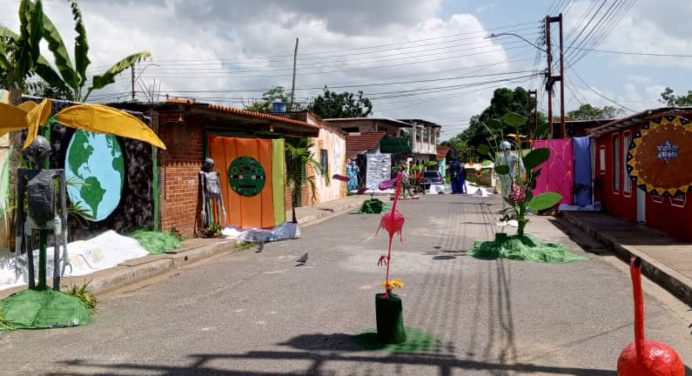 En Las Cocuizas se esmeran por ganar la calle mejor adornada