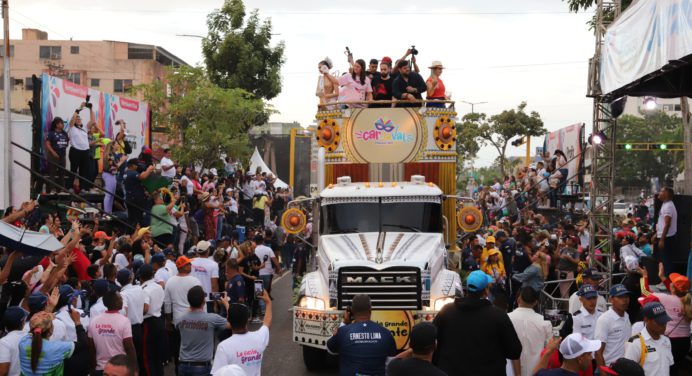 Ernesto Luna y Ana Fuentes encabezaron desfile de la Fiesta grande de Oriente