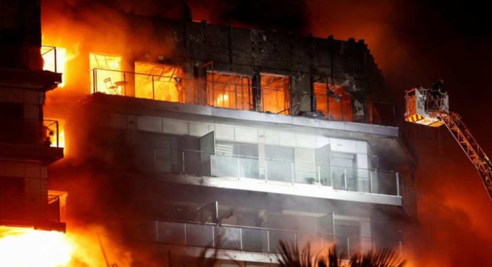 Cuatro muertos y 19 desaparecidos deja gran incendio en España